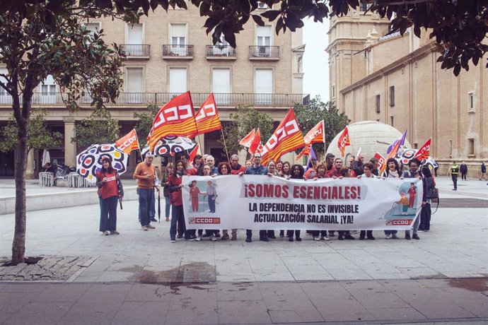 CCOO se concentra frente al IASS para exigir mejores condiciones laborales en el sector de la dependencia.
