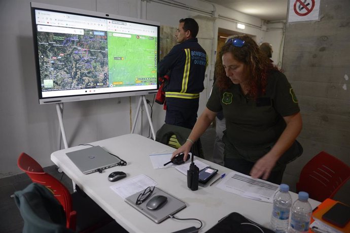 Mando instalado para coordinar o dispositivo de procura da avioneta, a 20 de outubro de 2022, na Gudiña, Ourense, Galicia (España). Continúa a procura dunha avioneta contraincendios desaparecida que partira da base de Doade, en Lugo, co