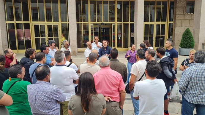 Torcuato explica los resultados de la reunión a vendedores ambulantes.