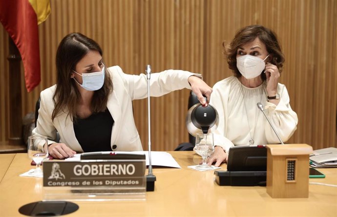 Archivo - La ministra de Igualdad, Irene Montero (i) y la presidenta de la Mesa de la Comisión de Igualdad del Congreso, Carmen Calvo (d), comparecen en la Comisión de Igualdad.