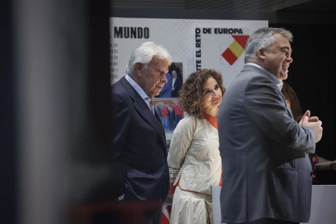 (I-D) El expresidente del Gobierno Felipe González; la ministra de Hacienda, María Jesús Monterto y el secretario de Organización del Partido Socialista, Santos Cerdán, durante la inauguración de la exposición 40 años de democracia, 40 años de progreso'