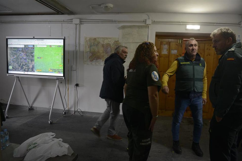 Mando instalado para coordinar el dispositivo de búsqueda de la avioneta, a 20 de octubre de 2022, en A Gudiña, Ourense, Galicia (España). Continúa la búsqueda de una avioneta contraincendios desaparecida que había partido de la base de Doade, en Lugo, 