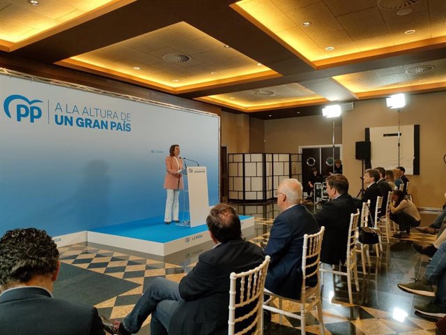La secretaria general del PP, Cuca Gamarra, interviene en un acto en Logroño