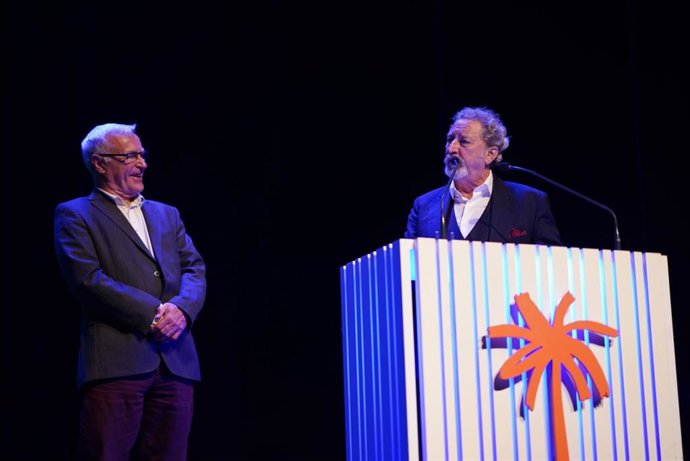 El director Robert Guédiguian recibe la Palmera de Honor de la Mostra de Valncia-Cinema del Mediterrani de manos del alcald de Valncia, Joan Ribó.