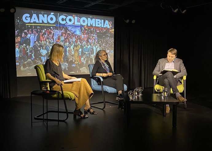 La periodista Isabel Galí modera un diálogo entre la senadora colombiana María José Pizarro (Pacto Histórico) y el eurodiputado Javi López (PSC).