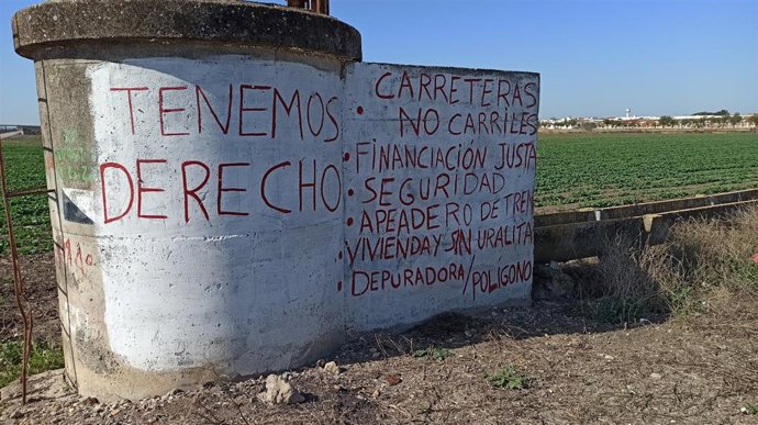 Reivindicaciones en una antigua construcción a la entrada de Marismillas