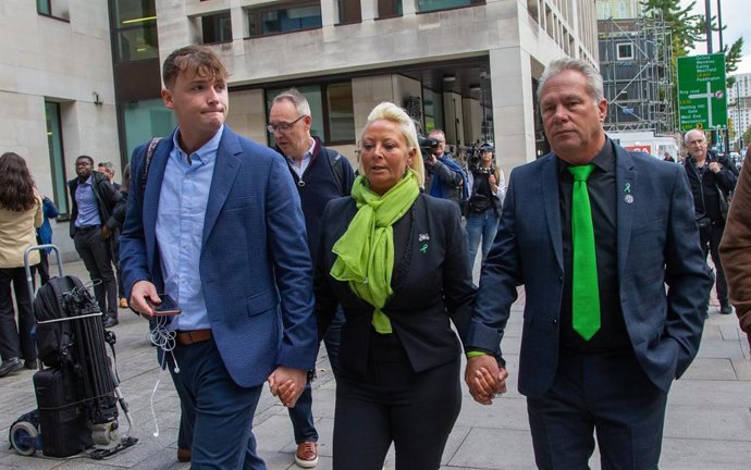 Charlotte Charles, madre de Harry Dunn, en su llegada al juicio sobre la muerte de su hijo, víctima de la conducción temeraria de la estadounidense Anne Scaoolas