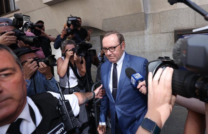 Archivo - 14 July 2022, United Kingdom, London: American actor Kevin Spacey (C) leaves the Central Criminal Court (Old Bailey) in London after attending his trial. The 62-year-old is charged with four counts of sexual assault and one count of causing a 