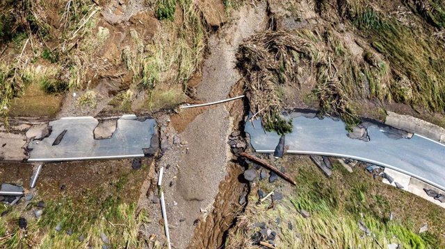 Una vista de los daños en la carretera 824 que conduce a Puente los Cocos al Río de La Plata en Toa Alta cuando el huracán Fiona tocó tierra en Puerto Rico 