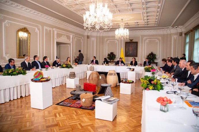 El presidente de Colombia, Gustavo Petro, con la economista Mariana Mazzucato, y empresarios del país en la Casa de Nariño