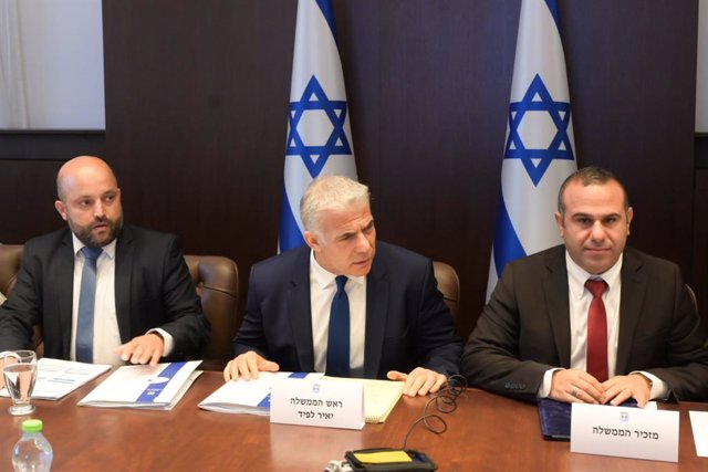 El primer ministro israelí Yair Lapid asiste a la reunión del Gabinete de Seguridad (Comité Ministerial de Asuntos de Seguridad Nacional) en la Oficina del Primer Ministro en Jerusalén, Israel.