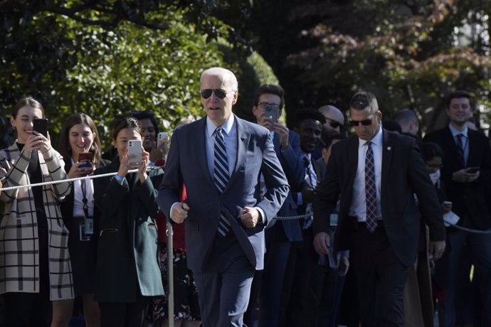 El presidente de Estados Unidos, Joe Biden, saluda a los trabajadores de la Casa Blanca antes de salir de la Base Conjunta Andrews de camino a Pittsburgh, Pennsylvania