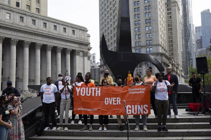 Archivo - Miembros de la organización "Youth Over Guns" con una pancarta durante una concentración en solidaridad con las víctimas y los supervivientes de las masacres de Buffalo y Uvalde en la que se pide a los legisladores un futuro libre de violencia