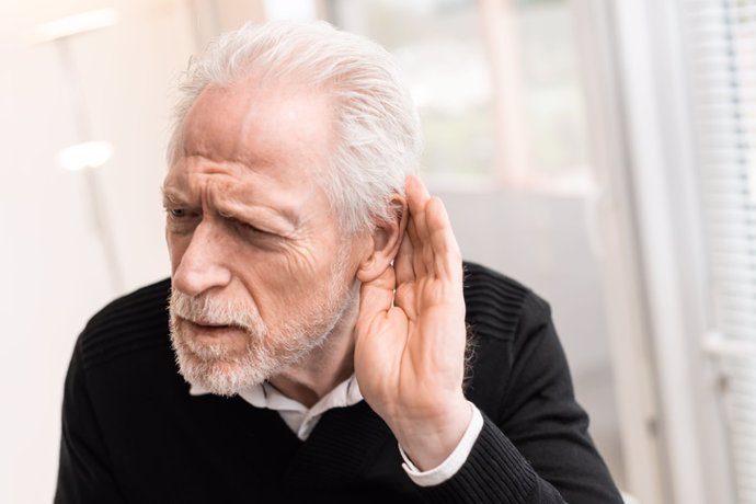 Archivo - Hombre mayor con problemas auditivos