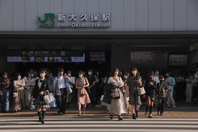 Archivo - 18 May 2022, Japan, Tokyo: Pedestrians cross the street in front of Shin Okubo subway station in Tokyo. Photo: Stanislav Kogiku/SOPA Images via ZUMA Press Wire/dpa