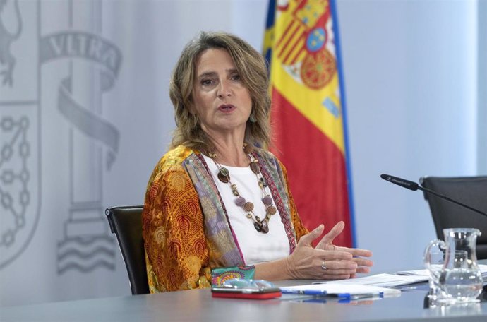 La vicepresidenta tercera y ministra para la Transición Ecológica y el Reto Demográfico, Teresa Ribera, en una rueda de prensa posterior a la reunión del Consejo de Ministros, en el Palacio de La Moncloa, a 18 de octubre de 2022, en Madrid (España). El 