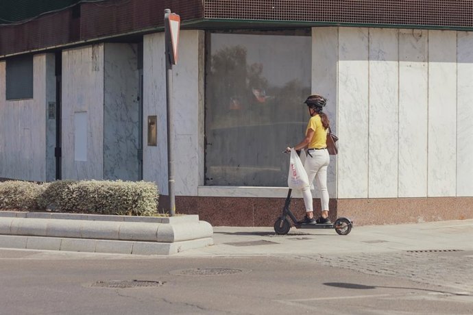 Archivo - Una persona en patinete eléctrico