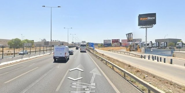 El desguace que ha salido ardiendo está ubicado en el kilómetro seis de la A-92, en el término de Alcalá de Guadaíra.