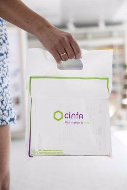 Archivo - Cinfa vuelve a poner en las farmacias las bolsas de la campaña 'De su mirada a la tuya'