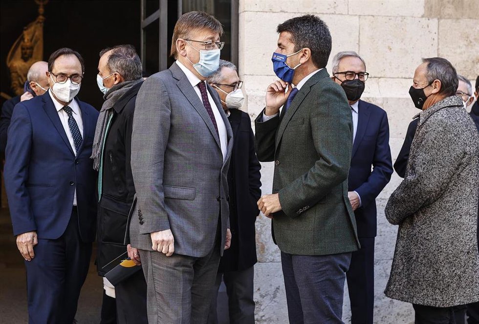 Archivo - El president de la Generalitat, Ximo Puig (i) y el presidente del PPCV, Carlos Mazón (d), en una imagen de archivo
