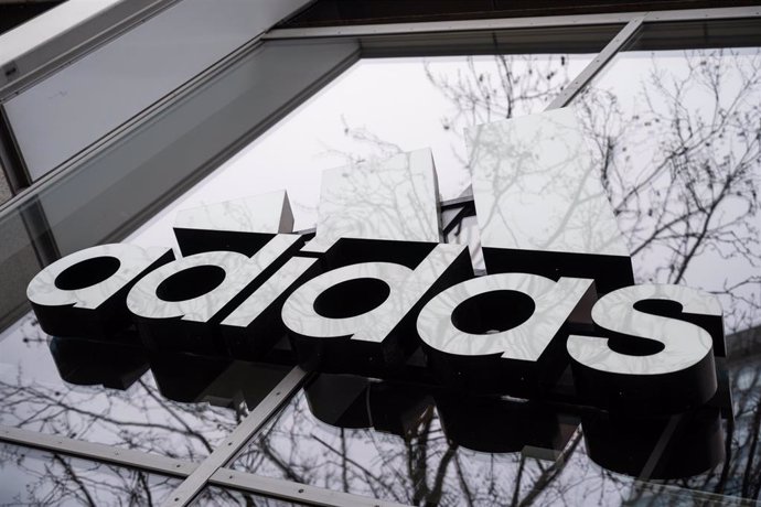 Archivo - FILED - 12 April 2021, Berlin: The Adidas logo on the facade of a restaurant. German sporting goods and clothing manufacturer Adidas has revised its earnings forecast for this year downwards, because of continued problems in China and recent s