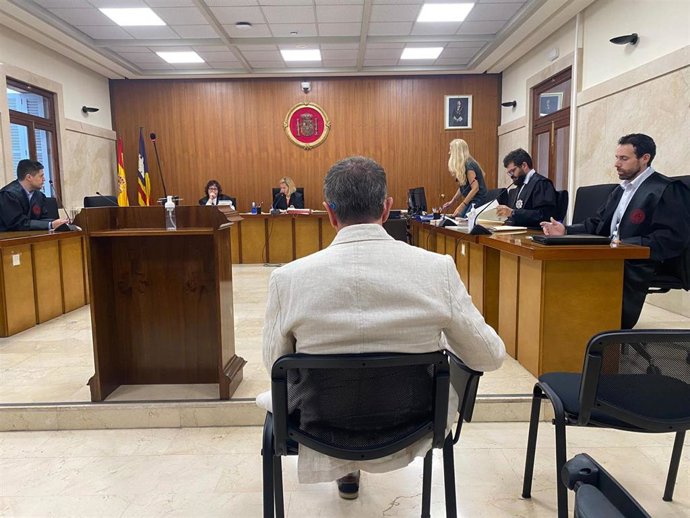 El acusado, en el banquillo en la Audiencia.