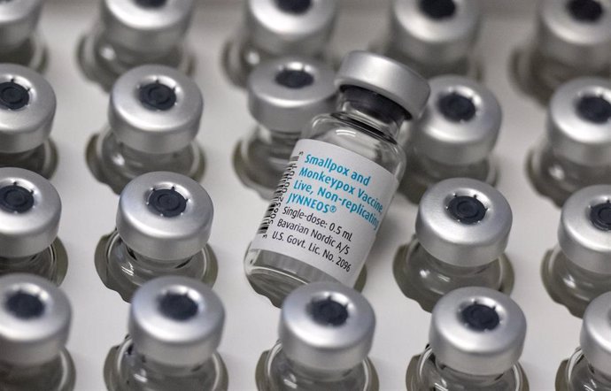 Archivo - FILED - 14 July 2022, Bavaria, Munich: Empty ampoules containing Bavarian Nordic's vaccine (Imvanex/Jynneos) against monkeypox stand in a box on a table at Klinikum rechts der Isar. 