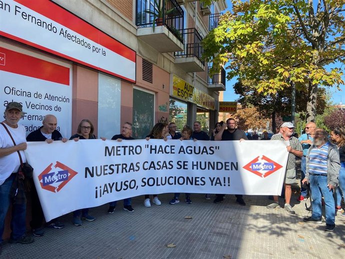 Afectados de la línea 7B de Metro de Madrid en San Fernando junto a la oficina instalada por la Comunidad para solucionar sus dudas.