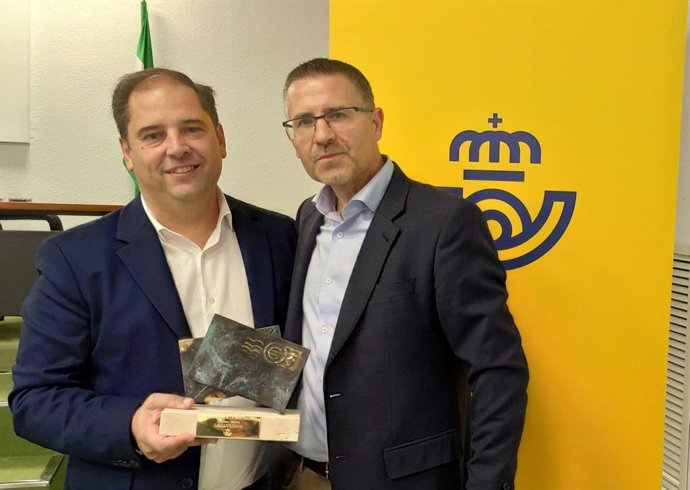 El director de la oficina de Correos de La Luisiana (Sevilla), Alejandro Jiménez, recogió el premio de manos gerente de Productos y Servicios del Área Sur de Correos, Gregorio Morales.