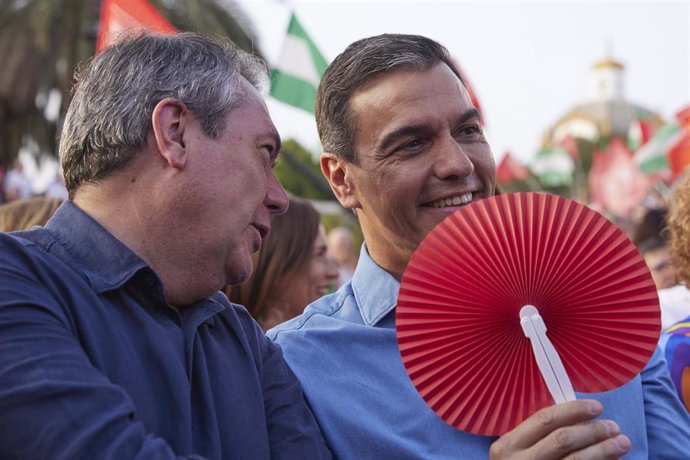 Archivo - El presidente del Gobierno de España, Pedro Sánchez, (d) con un abanico para combatí el calor, junto al candidato del PSOE a la presidencia de la Junta de Andalucía, Juan Espadas, (i) durante el cierre de campaña del PSOE-A en Sevilla (Foto de