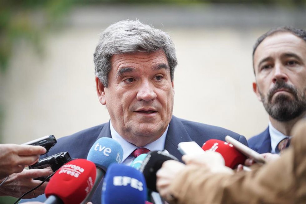 El ministro de Inclusión, Seguridad Social y Migraciones, José Luis Escrivá, ofrece declaraciones a los medios, en una imagen de archivo.