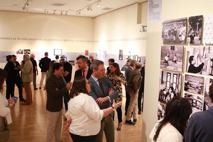 El consejero de Presidencia, Turismo, Cultura y Deportes, Marcos Ortuño, y la comisaria de la exposición, Isabel Durante, visitan la exposición en el Museo de Bellas Artes de Murcia