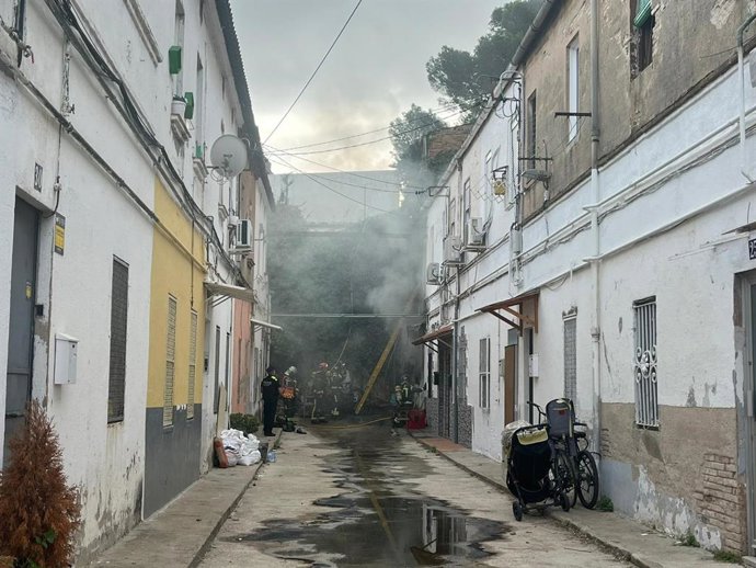 Dos dotaciones de bomberos trabajan en un incendio en la calle Pas de Valls del distrito de Sants-Montjuc de Barcelona.