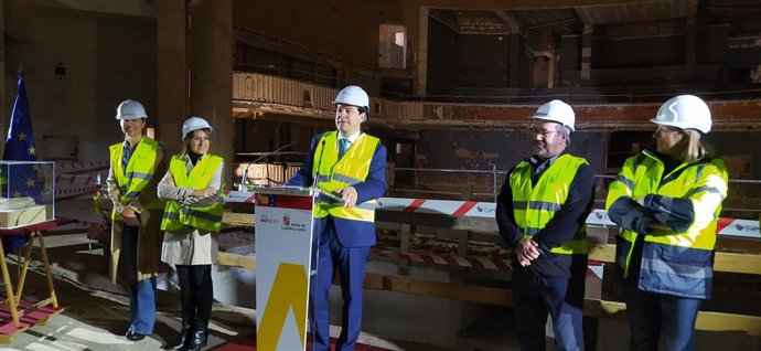 Mañueco en la visita a las obras del conservatorio de Zamora.