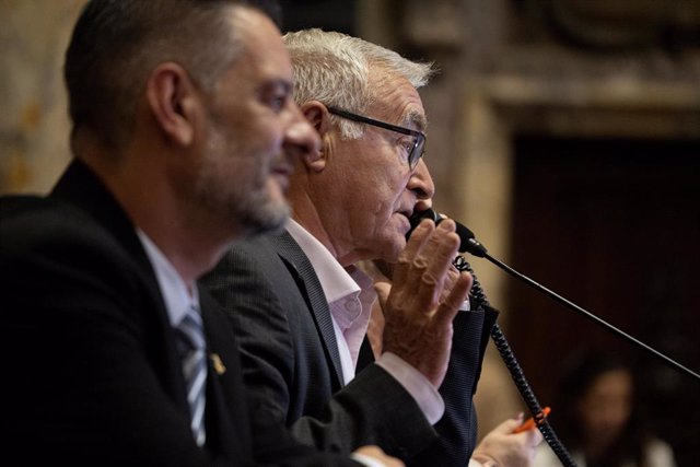 El alcalde de Valencia, Joan Ribó (d), en el hemiciclo municipal en una imagen de archivo