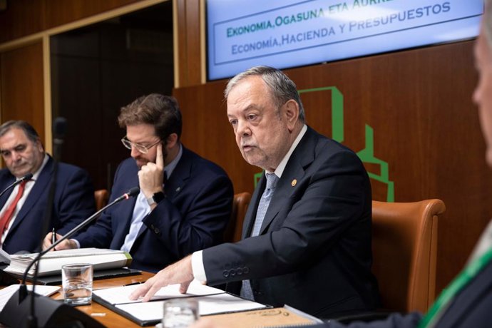 El consejero de Economía y Hacienda del Gobierno Vasco, Pedro Azpiazu, en el parlamento