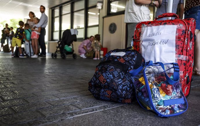 Archivo - Varias mochilas de menores ucranianos en Valncia (archivo)