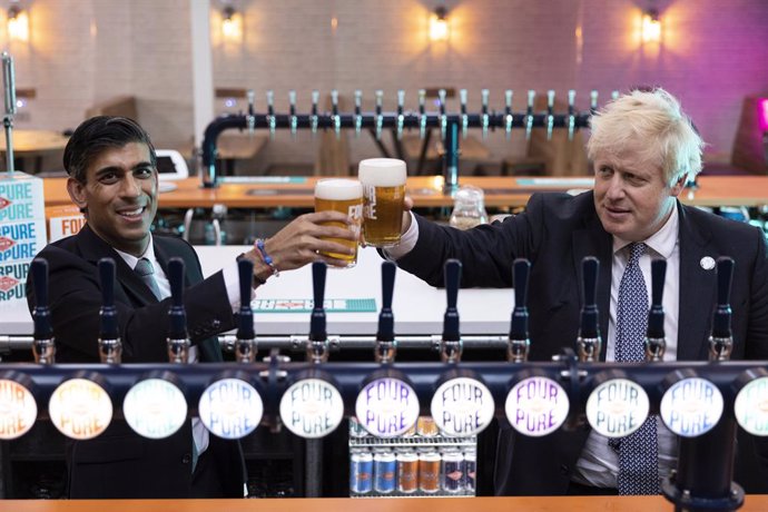 Archivo - Arxiu - Rishi Sunak i Boris Johnson brinden amb cervesa