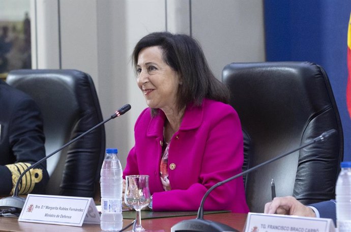 La ministra de Defensa, Margarita Robles, mantiene una videoconferencia con las misiones en el exterior con motivo del 12 de Octubre, desde el Centro de Conducción de Operaciones de la Defensa, a 12 de octubre de 2022, en Madrid (España). Durante su con