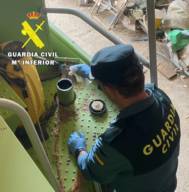 Un agente de la Guardia Civil durante la inspección realizada a una de las cosechadoras 'visitada' por los detenidos.