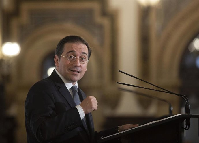 El ministro de Asuntos Exteriores, Unión Europea y Cooperación, José Manuel Albares, este viernes durante un conferencia-coloquio en Sevilla.