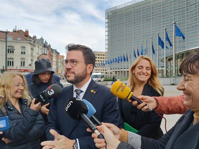 El presidente de la Generalitat, Pere Aragons, y la consellera de Economía, Natlia Mas, en Bruselas tras reunirse con el comisario de Mercado Interior, Thierry Breton.