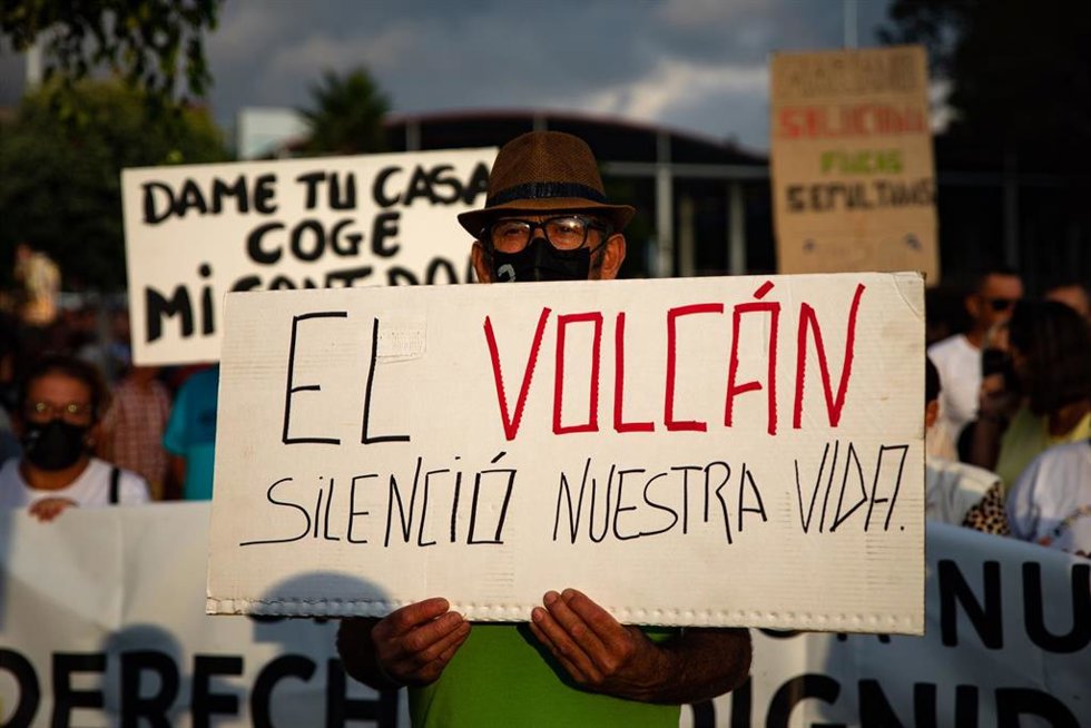 Archivo - Una persona sostiene una pancarta durante una manifestación 'silenciosa' de protesta contra la gestión de la reconstrucción en La Palma (archivo)