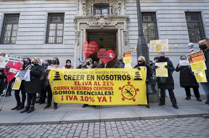 Archivo - Representantes de la Alianza Empresarial por la Bajada del IVA a la imagen Personal y todas las asociaciones, federaciones y grupos que la integran, durante una manifestación 