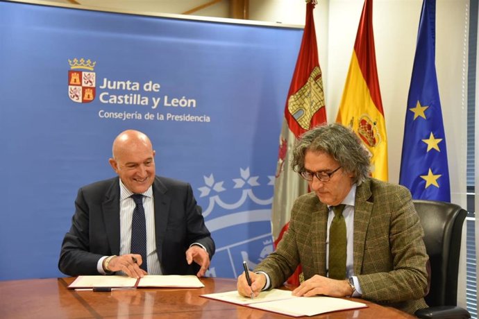 Carnero y Mená  en la firma del acuerdo.