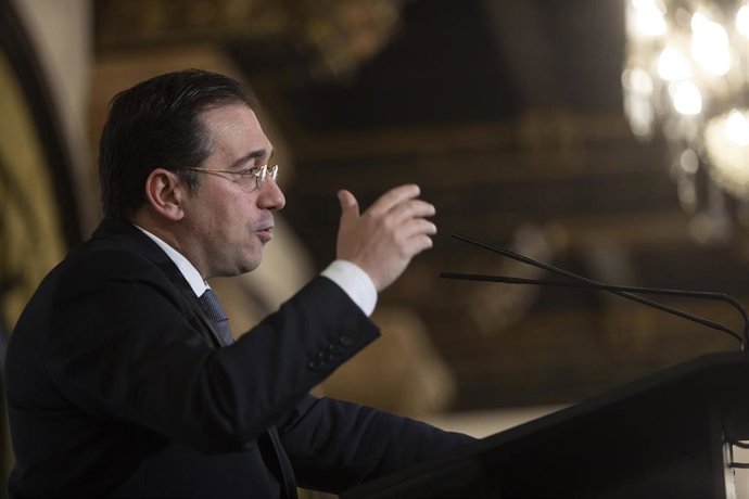 El ministro de Asuntos Exteriores, Unión Europea y Cooperación, José Manuel Albares, este viernes en una conferencia-coloquio en Sevilla. 