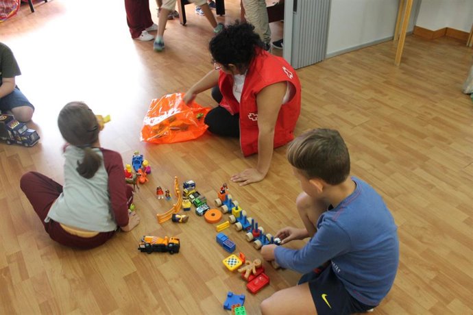 Fotografía de niños jugando los objetos donados.