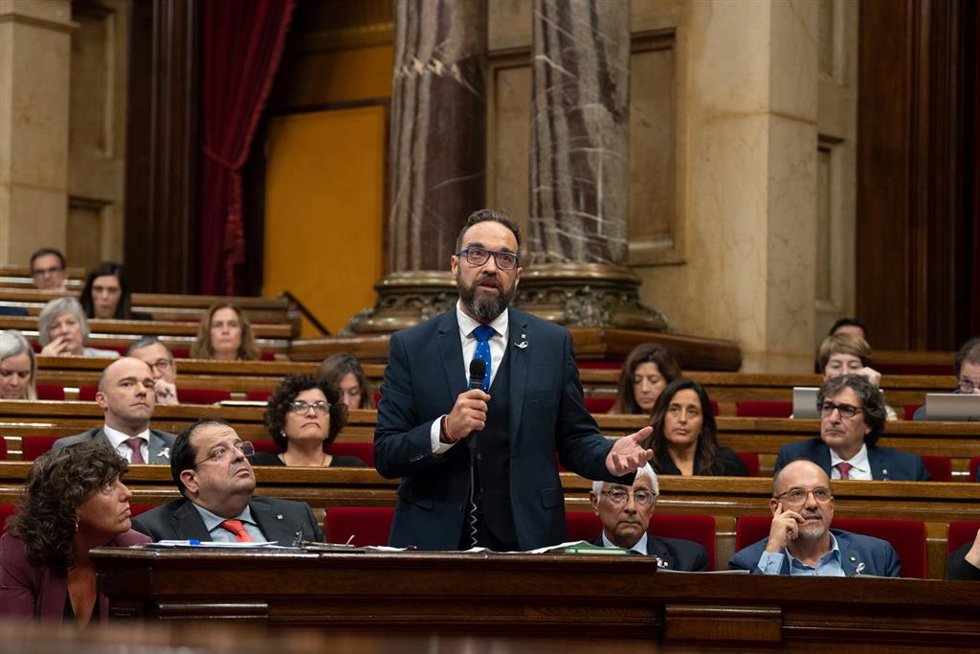 El conseller de Territorio, Juli Fernández, interviene durante una sesión de control en el Pleno del Parlament, a 19 de octubre de 2022, en Barcelona, Cataluña (España). Aragons y el Govern se enfrentarán a la sesión de control de los siete nuevos cons