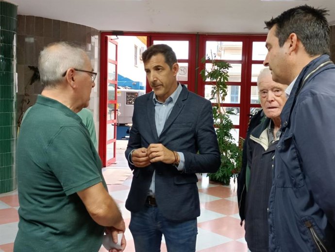 El senador por el PSOE de Huelva Jesús González (centro), durante una visita al Centro Social El Lazareto.