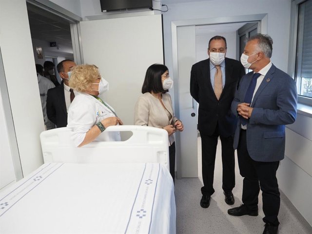 La ministra de Sanidad, Carolina Darias, departe con el consejero de Sanidad del Gobierno de Canarias, Blas Trujillo, y el presidente de Canarias, Ángel Víctor Torres, en una visita a las nuevas dependencias del HUC